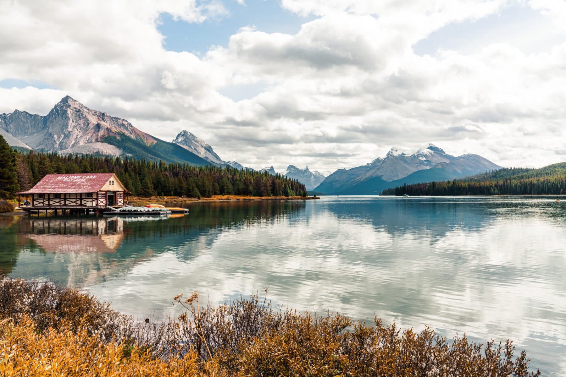 Jacob-Vizek-Maligne Lake-unsplash