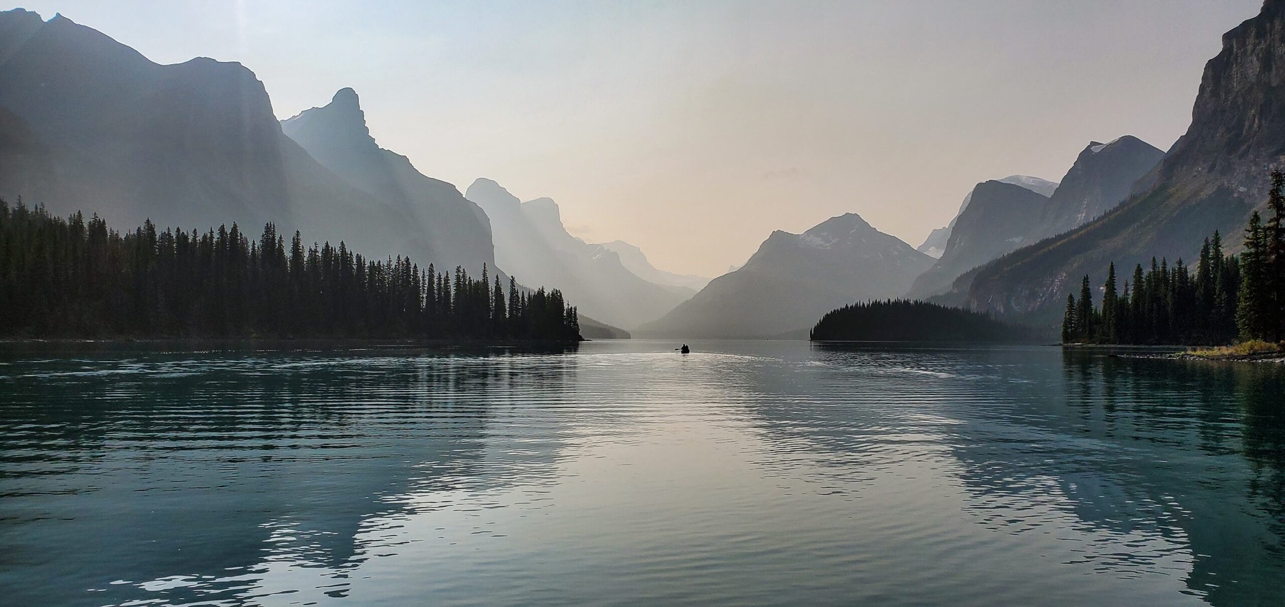 Nathan-Farrish-Maligne lake Cruise-unsplash